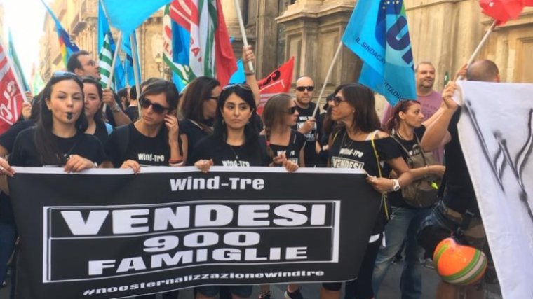 Call center, operatori Wind-Tre in corteo per le vie del centro